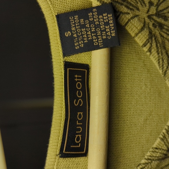 Olive green sleeveless vest, small, leafy print - Picture 2 of 5